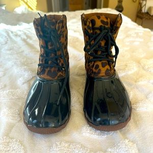 Very attractive cozy winter duck boots, size 10